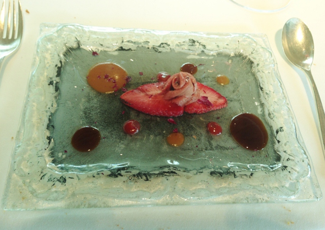 Celler_Can_Roca_Pichon_mole_poblano_fresón_brasa_rosas